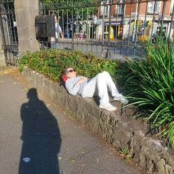 Oma wartet auf ihr Taxi aka Schnitte mit dem Auto