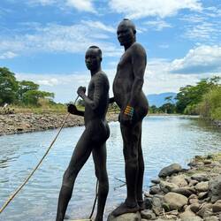 Suri-Männer bemalen ihre Körper am Fluss, um bei Frauen zu punkten