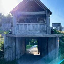 ..auch eine rekonstruierte Wikingerburg.