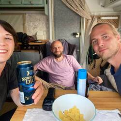 Am Abend stroßen wir noch im Wohnwagen auf einen schönen Schwedenurlaub an 😌