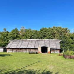 Auch ein Wikingerhof gehört zur Anlage, welcher..