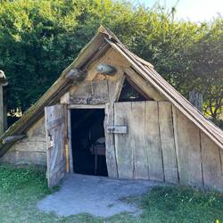 ..eine kleine Schmiede beinhaltet.