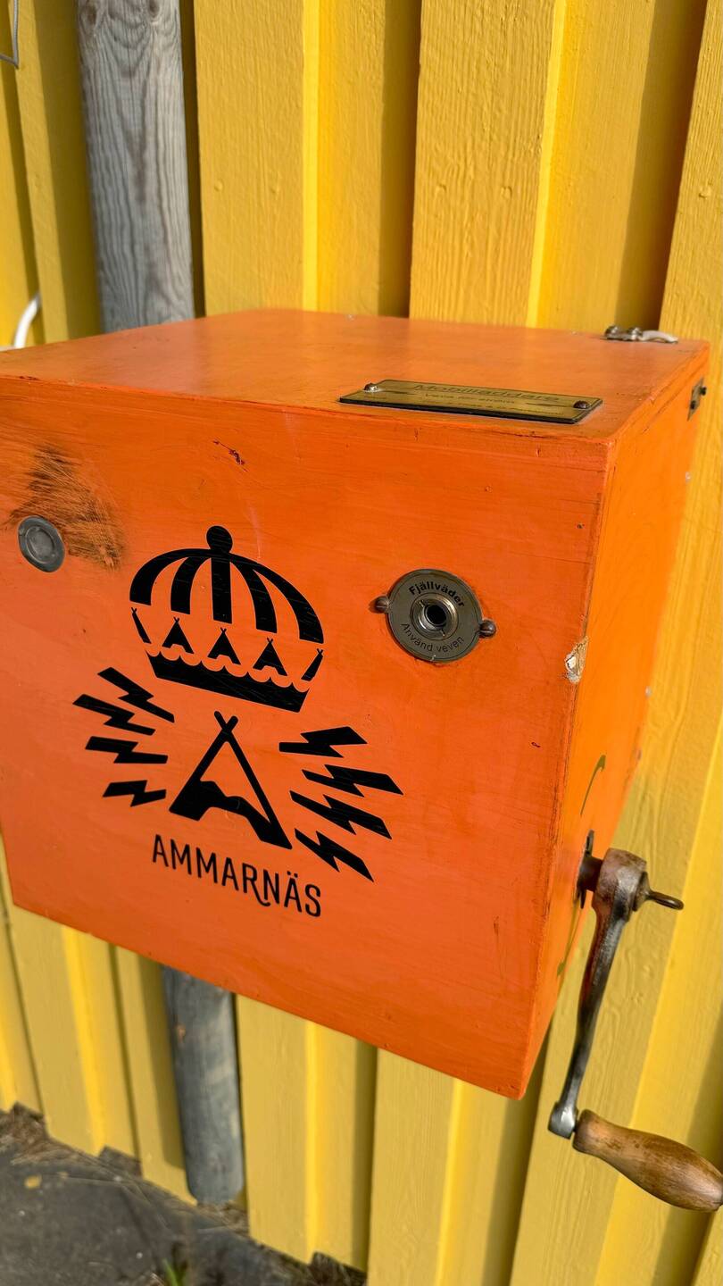 Altdeutsche Handyladestation mit Handbetrieb.