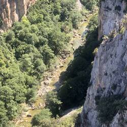 Vautours, faucons, aigles et hirondelles survolent le canyon, c’est impressionnant!