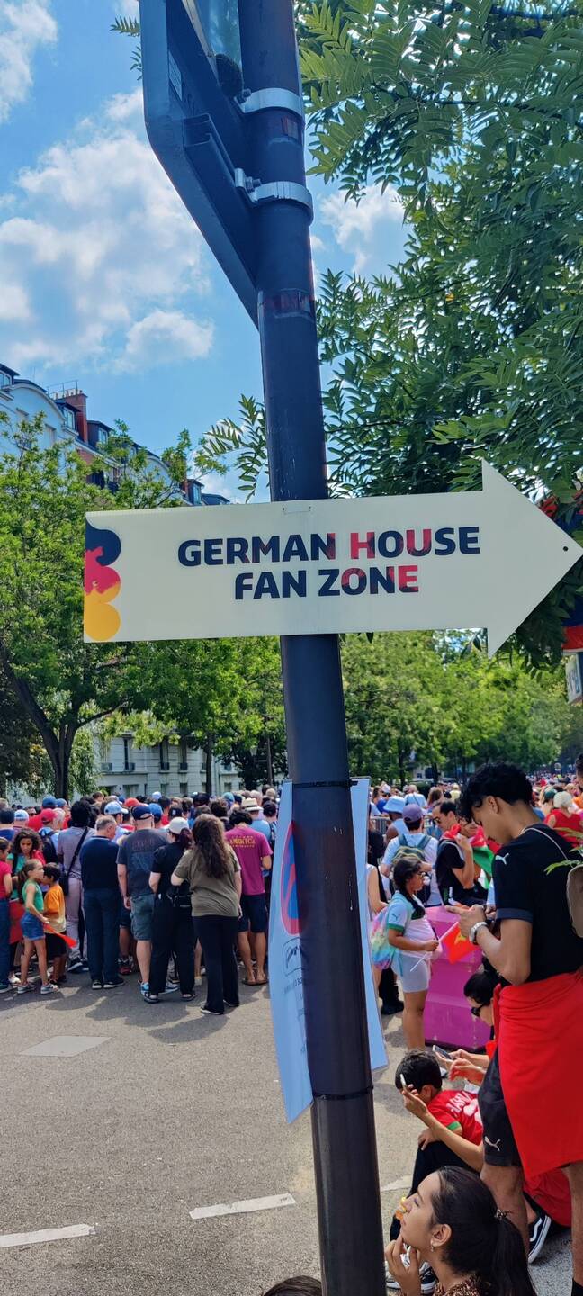 Die Menschen auf dem Foto wollten nicht in die Fan-Zone, sondern ins benachbarte Stadion
