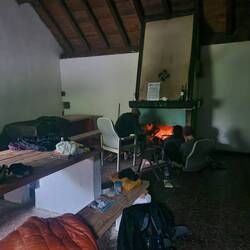 In der Berghütte brennt bereits ein Feuerchen an dem drei wandernde ihre Sachen trocknen.