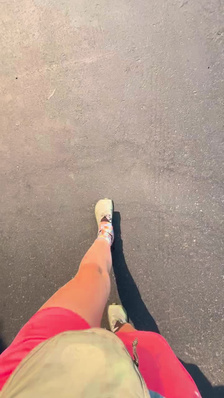 Neue Schuhe auf heißem Asphalt!