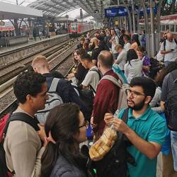 Ein Wagen fehlt - aber ich krieg einen Platz zwischen einem Kavalier und einer pinken Dame