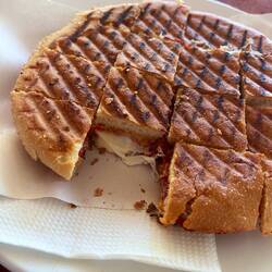 Leckerer Sucuk-Käse Toast für die Moral