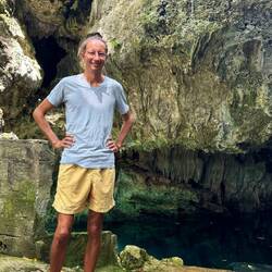 Eine Höhle mit Schwimmöglichkeit (inklusive viel Müll)