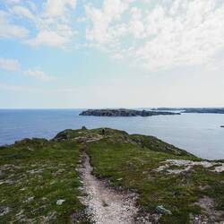 Der Weg schlängelte sich immer am Meer entlang, über Stock und Stein