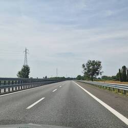 ...über traumhaft leere Autobahnen...