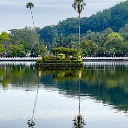 Diatilaka Mandapa Island ... Kandy Lake — Kandy, Sri Lanka.