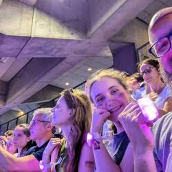 Links neben Judi Italien, Dame mit schicker Brille Belgien