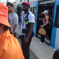 Der zum Beispiel ist mit seinem Megaphon nur für Nett-sein angestellt. Einer von vielen