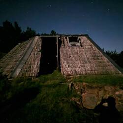 Berghütte bei Nacht