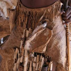 Traditioneller Schmuck aus Stachelschwein-Borsten