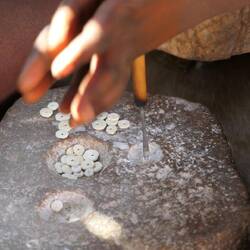 Schritt 2: Löcher werden in die Kreise "gedreht", um sie auffädeln zu können