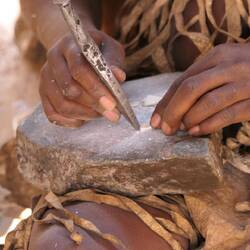 Schritt 1 zur Schmuck-Herstellung: Straußeneierschale wird zu Kreisen geklopft