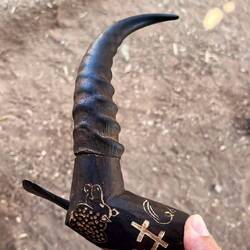 ... mit diesen Werkzeug (besonders mit der Klinge links)