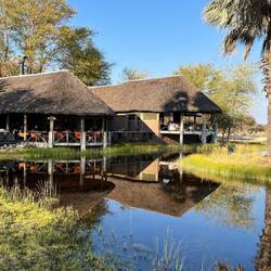 Der Ausblick auf das Wasserloch und das Restaurant