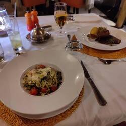 Und ich bekomme Spaghetti mit Tomaten und Oliven