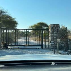 Der Eingang zum privaten Game-Reserve Onguma