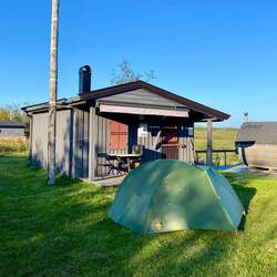Links hinten: offene Hütte mit 2 dreckigen Betten / rechts: eine Sauna