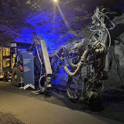 Bohrmaschine für Sprengladung. Jede Nacht um 1.30 Uhr wird gesprengt