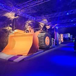 Bringt das Eisenerz zu den Aufzügen. Fast 25 Tonnen pro Schaufel