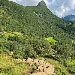 Gut ausgebauter Treppenweg