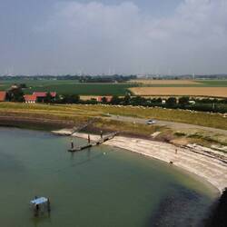 Strand und dahinter unser Camping...