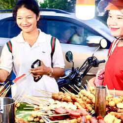 Streetfood macht anscheinend glücklich.