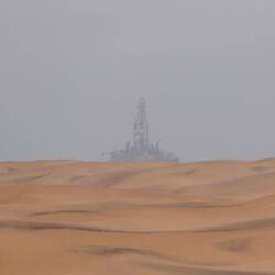 Wo die Wüste das Meer trifft: die Bohrinsel befindet sich im Meer hinter den Dünen