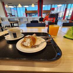 Lunch at the train station before catching the train at 16h47