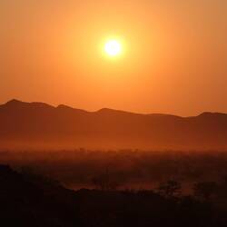 Sonnenaufgang über den Bergen Namibias