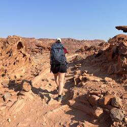 Auf dem Weg zu den Felsgravierungen