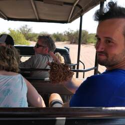 Andi über den Elefanten-Dung: "Das riecht eigentlich nach gar nichts!"