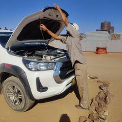 Unser Guide rettet uns und repariert unseren Kühlschrank