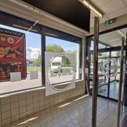 Beim Einkauf, Anton im Blick