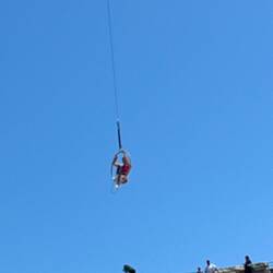 Die Artistin schwebt über der Arena 🏟️
