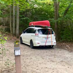 Kein seltener Anblick: Ausflug mit dem eigenen Kanu auf dem Autodach