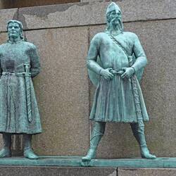 Ein Denkmal widmet sich der Geschichte der Wikinger, die weit vor Kolumbus Amerika erreichten.