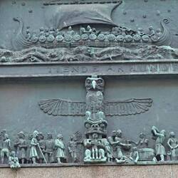 Totempfähle auf dem Denkmal