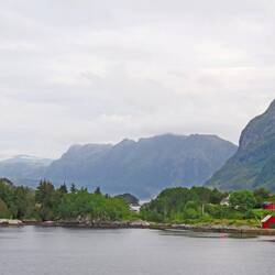 Schneebedeckte Gipfel im Hintergrund