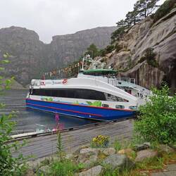 Mit dieser Schnellfähre fuhren wir in den Fjord.