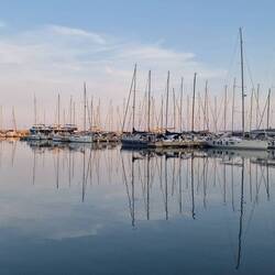 Der Hafen bei Tag.