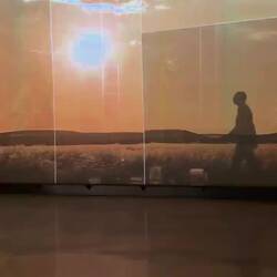 Die Introwand des Museums