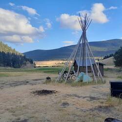 Da alle Cabins voll sind, stelle ich mein Zelt im ehemaligen Tipi auf