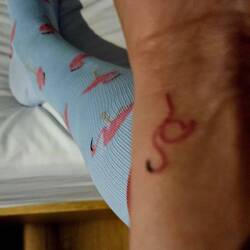 Tattoo und Kompressionsstrümpfe für den Flug sind schon mal abgestimmt 🤣